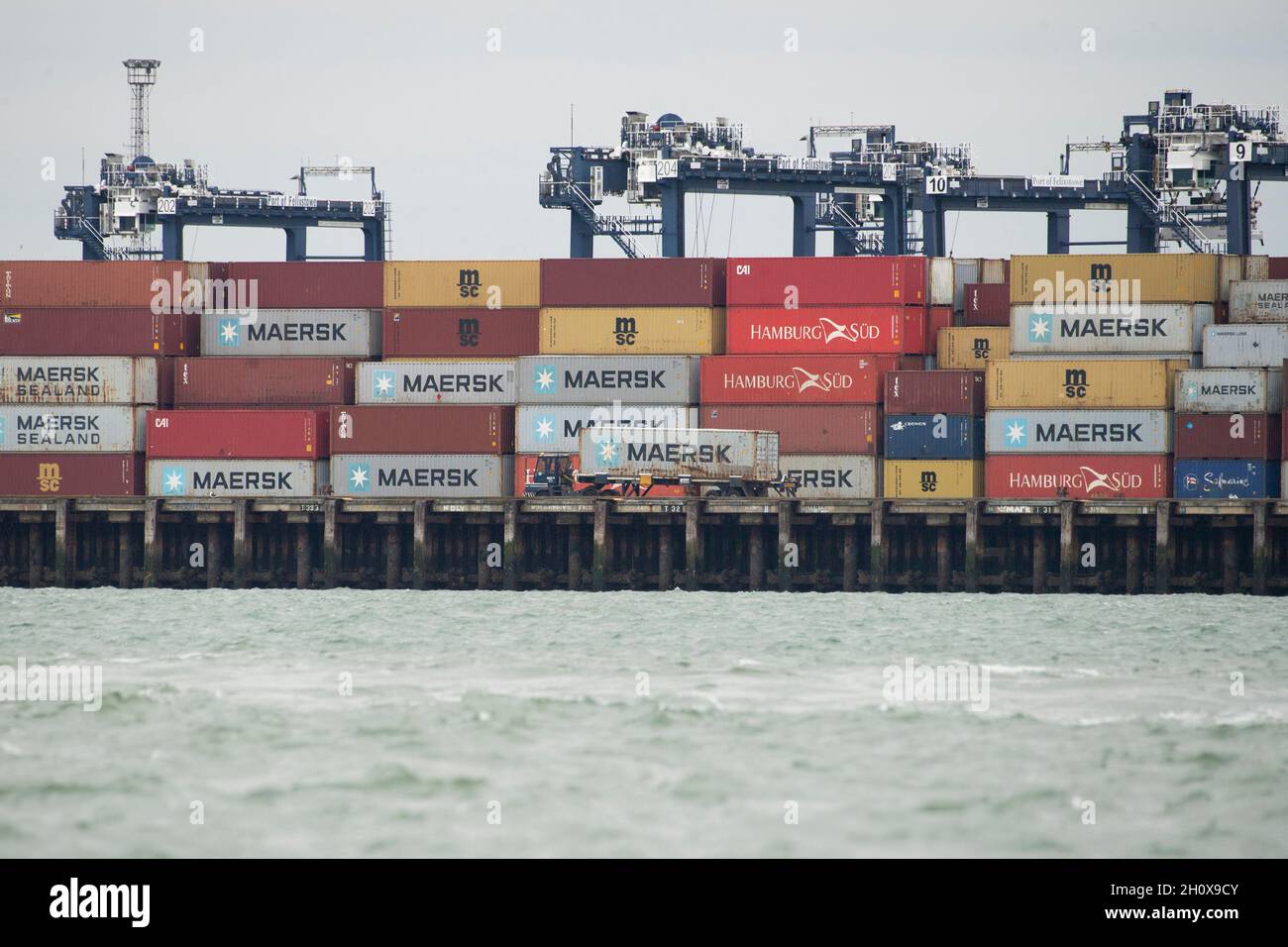 14/10/2021.Felixstowe, Royaume-Uni.Le port de Felixstowe a dû détourner les navires de l'Asie en raison d'un arriéré de conteneurs non distribués en raison de la pénurie de chauffeurs de VHG.AP Moller-Maresk, la plus grande compagnie de conteneurs au monde, a dû charger des conteneurs sur de plus petits navires à destination du Royaume-Uni.Cela a un effet perturbateur puisque l'industrie du transport maritime entre dans la période de livraison avant Noël avec une pénurie possible de produits de Noël vendus au Royaume-Uni. Banque D'Images