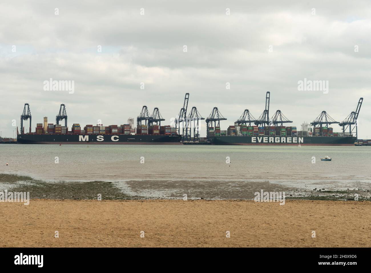 14/10/2021.Felixstowe, Royaume-Uni.Le port de Felixstowe a dû détourner les navires de l'Asie en raison d'un arriéré de conteneurs non distribués en raison de la pénurie de chauffeurs de VHG.AP Moller-Maresk, la plus grande compagnie de conteneurs au monde, a dû charger des conteneurs sur de plus petits navires à destination du Royaume-Uni.Cela a un effet perturbateur puisque l'industrie du transport maritime entre dans la période de livraison avant Noël avec une pénurie possible de produits de Noël vendus au Royaume-Uni. Banque D'Images