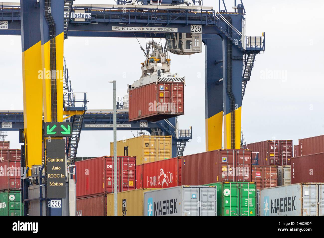 14/10/2021.Felixstowe, Royaume-Uni.Le port de Felixstowe a dû détourner les navires de l'Asie en raison d'un arriéré de conteneurs non distribués en raison de la pénurie de chauffeurs de VHG.AP Moller-Maresk, la plus grande compagnie de conteneurs au monde, a dû charger des conteneurs sur de plus petits navires à destination du Royaume-Uni.Cela a un effet perturbateur puisque l'industrie du transport maritime entre dans la période de livraison avant Noël avec une pénurie possible de produits de Noël vendus au Royaume-Uni. Banque D'Images