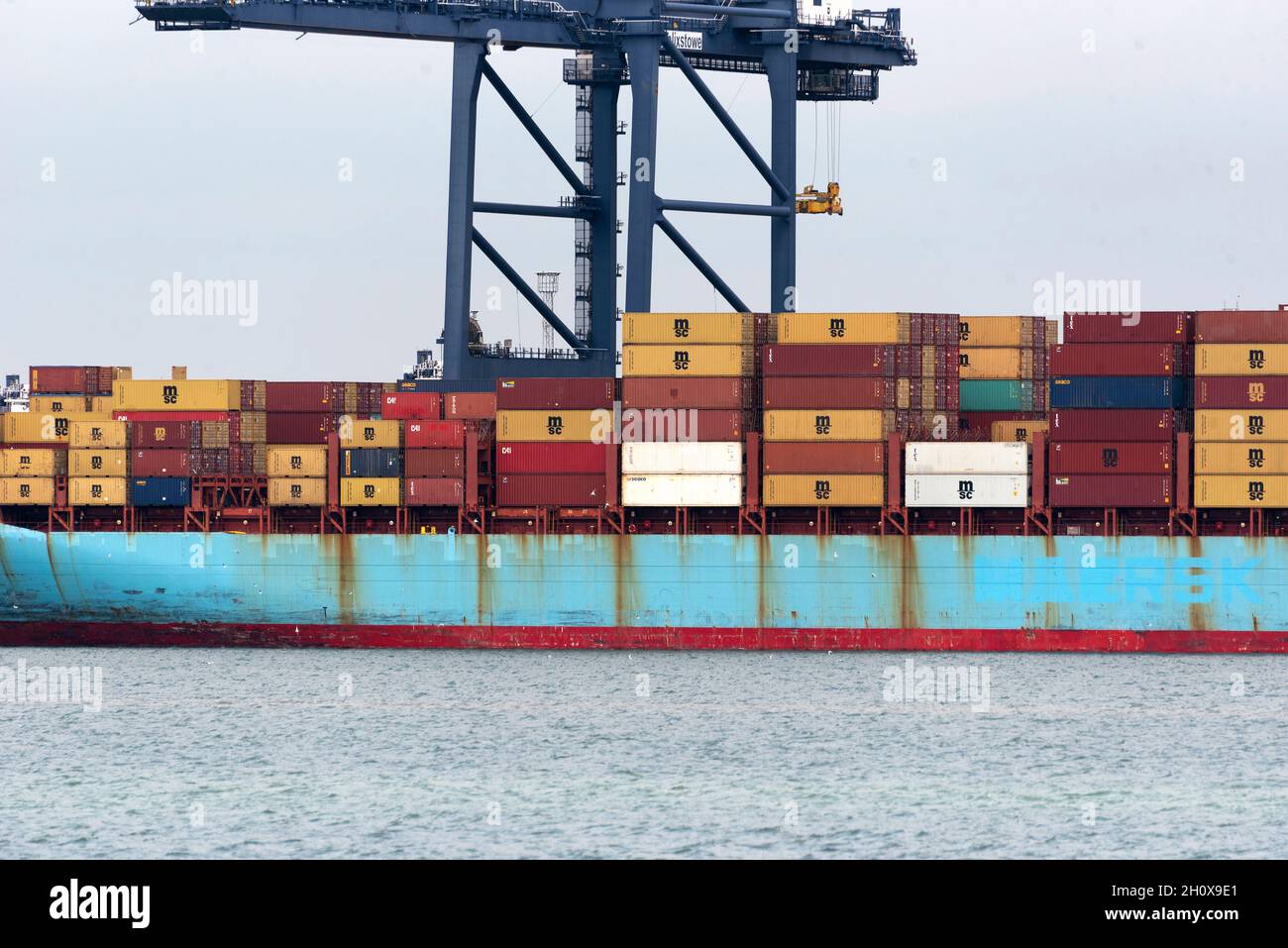 14/10/2021.Felixstowe, Royaume-Uni.Un magasin de fret est amarré au port de Felixstowe qui a dû détourner des navires de l'Asie en raison d'un arriéré de conteneurs non distribués en raison de la pénurie de conducteurs de HGV.AP Moller-Maresk, la plus grande compagnie de conteneurs au monde, a dû charger des conteneurs sur de plus petits navires à destination du Royaume-Uni.Cela a un effet perturbateur puisque l'industrie du transport maritime entre dans la période de livraison avant Noël avec une pénurie possible de produits de Noël vendus au Royaume-Uni. Banque D'Images