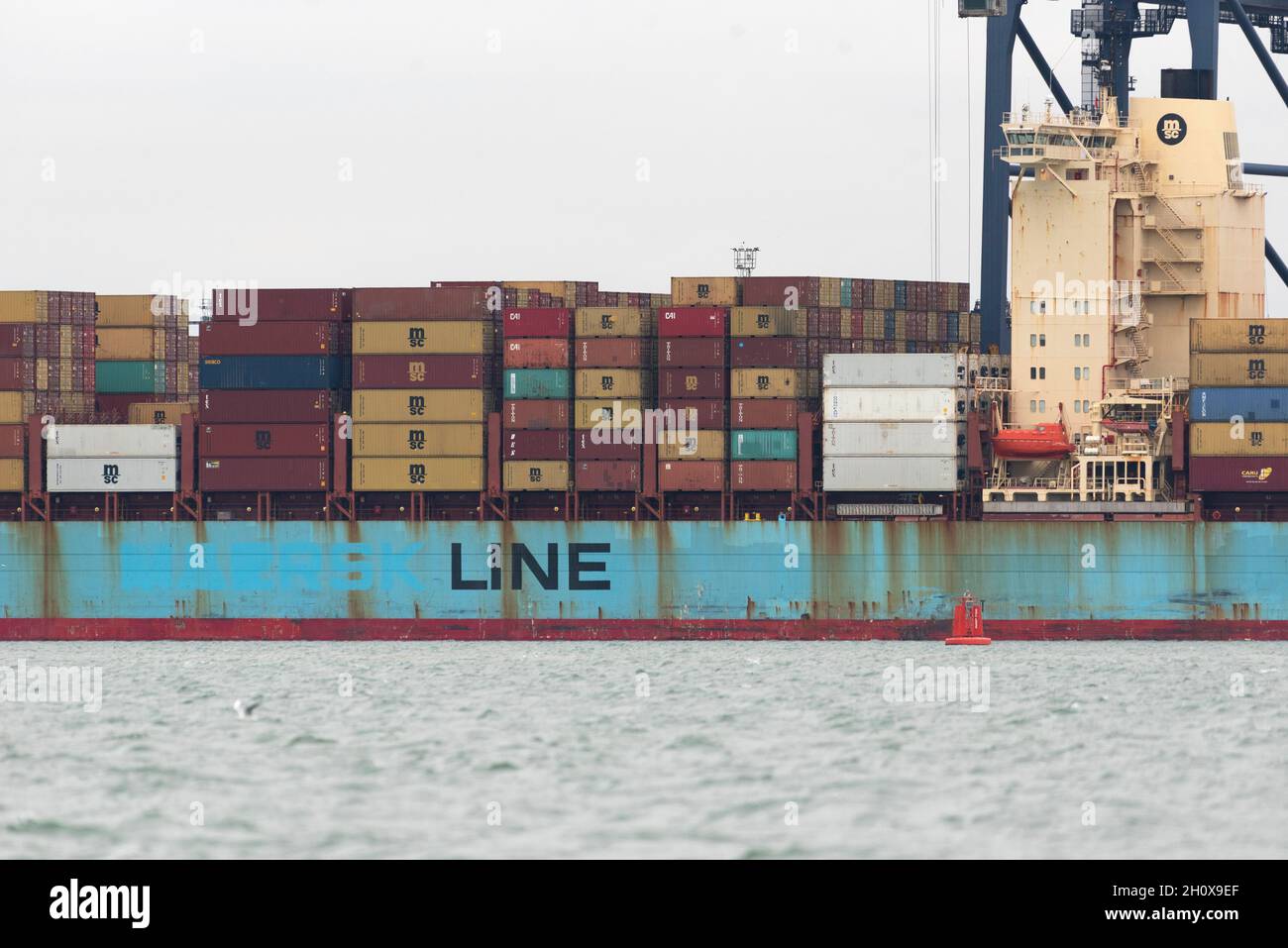 14/10/2021.Felixstowe, Royaume-Uni.Un magasin de fret est amarré au port de Felixstowe qui a dû détourner des navires de l'Asie en raison d'un arriéré de conteneurs non distribués en raison de la pénurie de conducteurs de HGV.AP Moller-Maresk, la plus grande compagnie de conteneurs au monde, a dû charger des conteneurs sur de plus petits navires à destination du Royaume-Uni.Cela a un effet perturbateur puisque l'industrie du transport maritime entre dans la période de livraison avant Noël avec une pénurie possible de produits de Noël vendus au Royaume-Uni. Banque D'Images