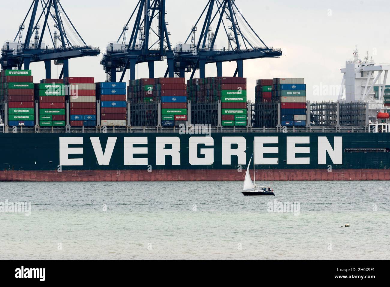 14/10/2021.Felixstowe, Royaume-Uni.L'atelier de fret Evergreen est ancré au port de Felixstowe qui a dû détourner des navires de l'Asie en raison d'un arriéré de conteneurs non distribués en raison de la pénurie de conducteurs de VHG.AP Moller-Maresk, la plus grande compagnie de conteneurs au monde, a dû charger des conteneurs sur de plus petits navires à destination du Royaume-Uni.Cela a un effet perturbateur puisque l'industrie du transport maritime entre dans la période de livraison avant Noël avec une pénurie possible de produits de Noël vendus au Royaume-Uni. Banque D'Images