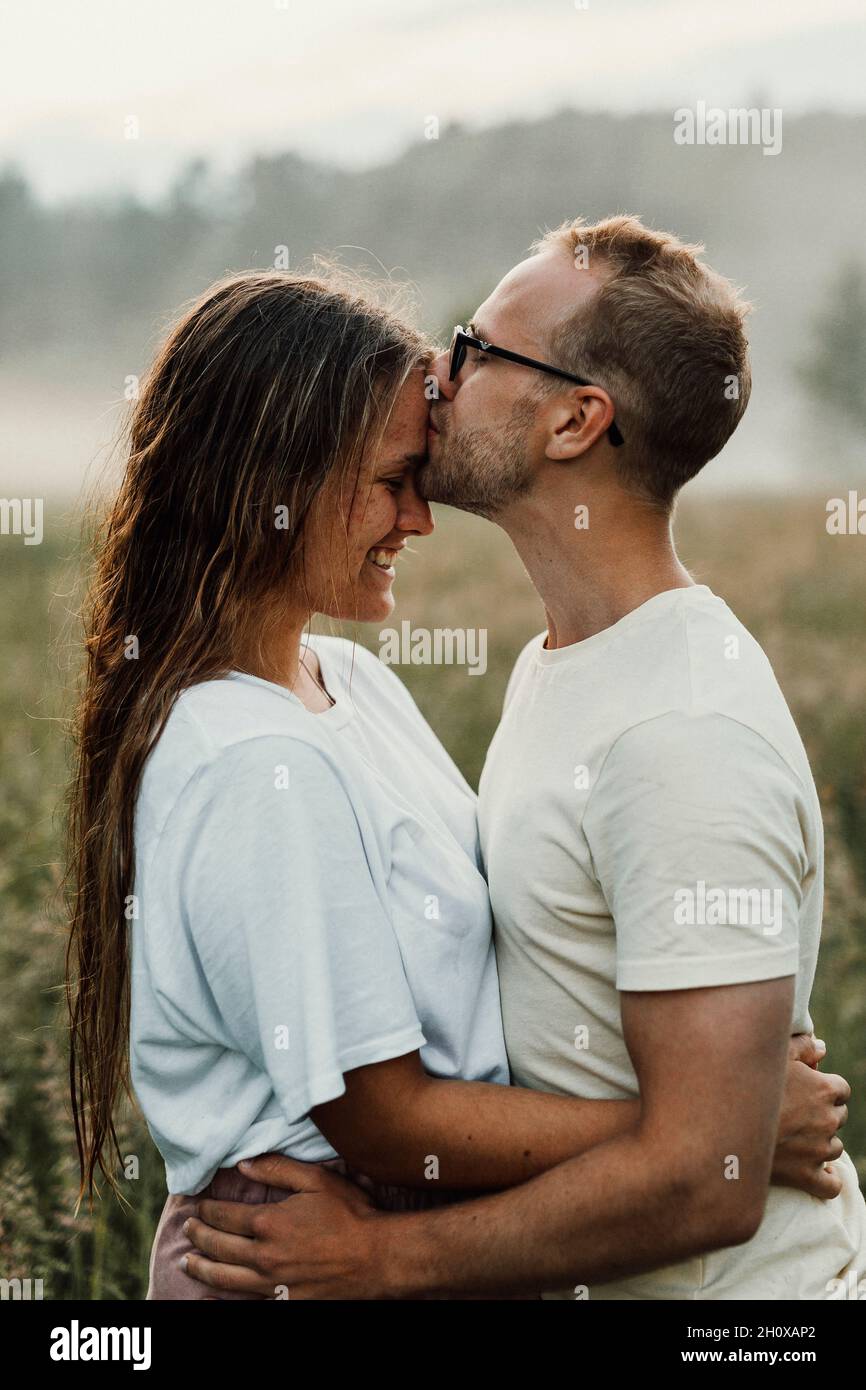 Couple kissing on meadow Banque D'Images