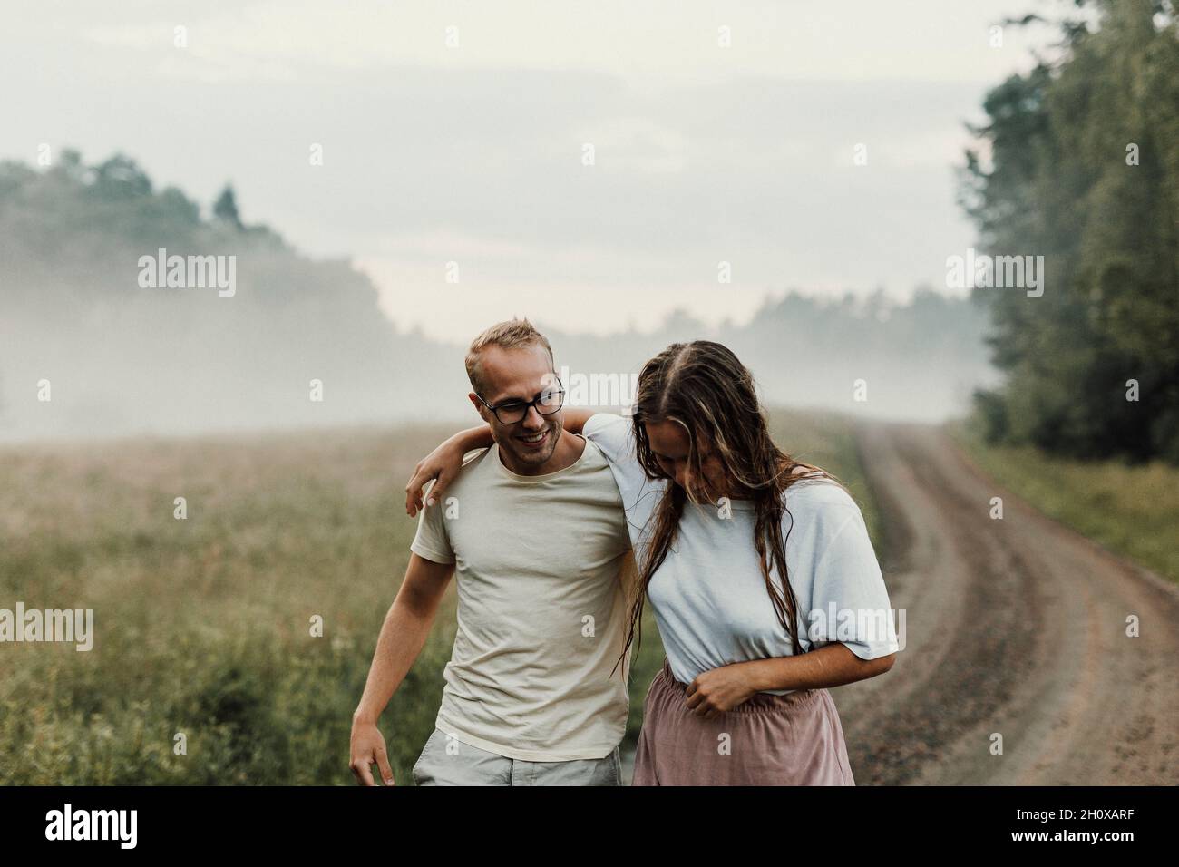 Couple en train de marcher ensemble Banque D'Images