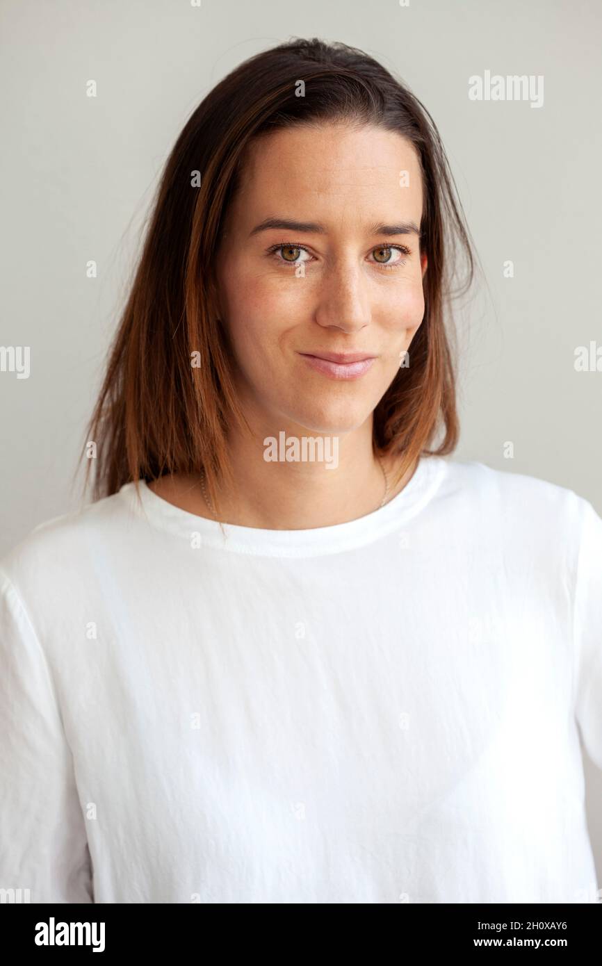 Portrait of smiling woman looking at camera Banque D'Images