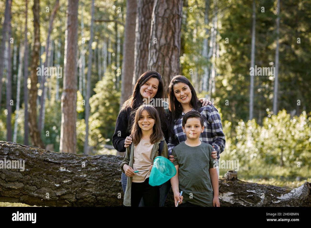 Famille avec enfants en forêt Banque D'Images