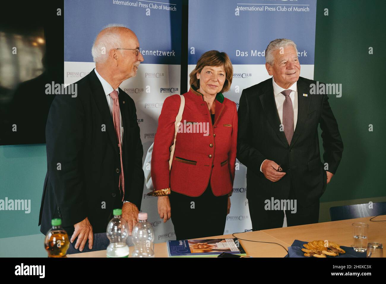 De gauche à droite : Peter Schmalz, Daniela Schadt, Joachim Gauck.Der frühere Bundespräsident und Leiter der Stasi Unterlagenbehörde Joachim Gauck beantwortete am 14.Oktober 2021 in München die Fagen der journaliste*innen.Er sprach über die Wiedervereinigung und die heutigen Konflikte zwischen Ost und West.* L-R: Peter Schmalz, Daniela Schadt, Joachim Gauck.L'ancien président et commissaire allemand des archives de la Stasi Joachim Gauck a répondu aux questions des journalistes le 14 octobre 2021 à Munich, en Allemagne.Il a parlé de la réunification et des problèmes entre les tsd de l'Allemagne de l'est et de l'Ouest Banque D'Images