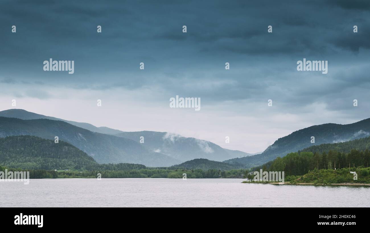 La Norvège. Magnifique lac en été Kroderen jour nuageux. La nature norvégienne. Kroderfjorden dans la municipalité de Krodsherad En Buskerud, Norvège. Banque D'Images