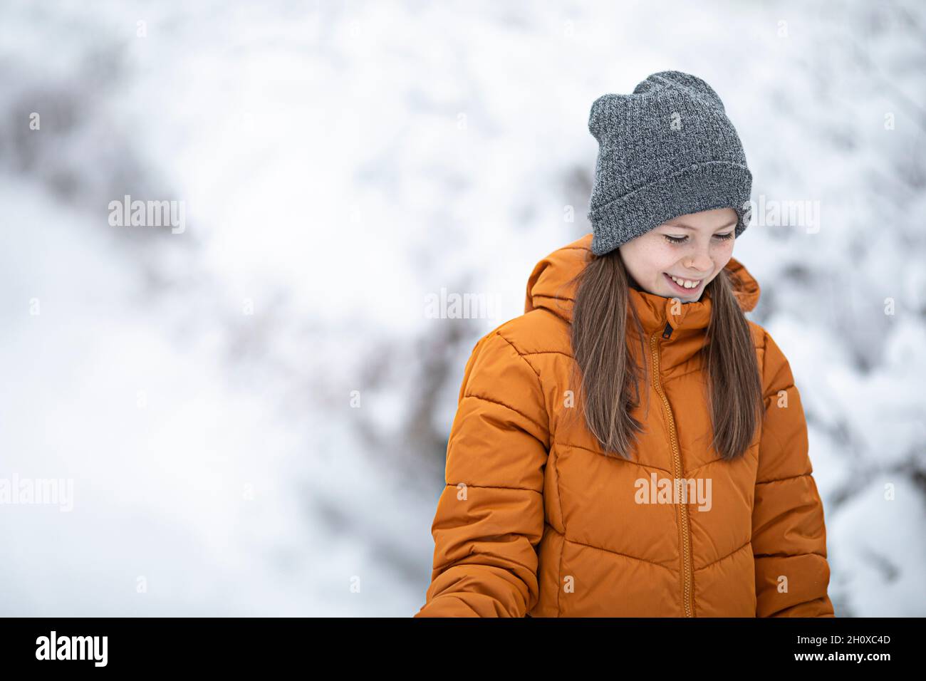 Fille souriante en hiver Banque D'Images
