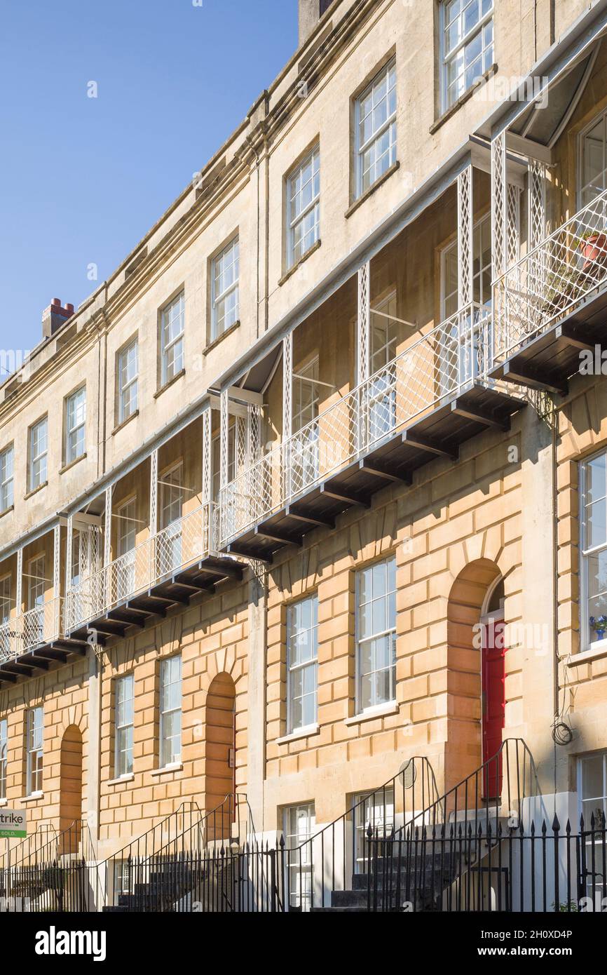 Saville place, Clifton, Bristol, Royaume-Uni, une terrasse en croissant géorgien de maisons de ville avec balcons en fonte. Banque D'Images