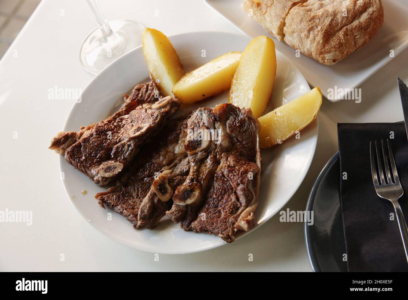 côtes de veau grillées avec pomme de terre Banque D'Images