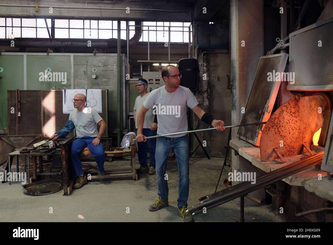 À l'intérieur de la célèbre fabrique de verre de Venini lors de la conférence Glass art à Murano.Souffleur de verre principal pendant le travail de verre chaud à Venise, Italie, juillet 03, Banque D'Images