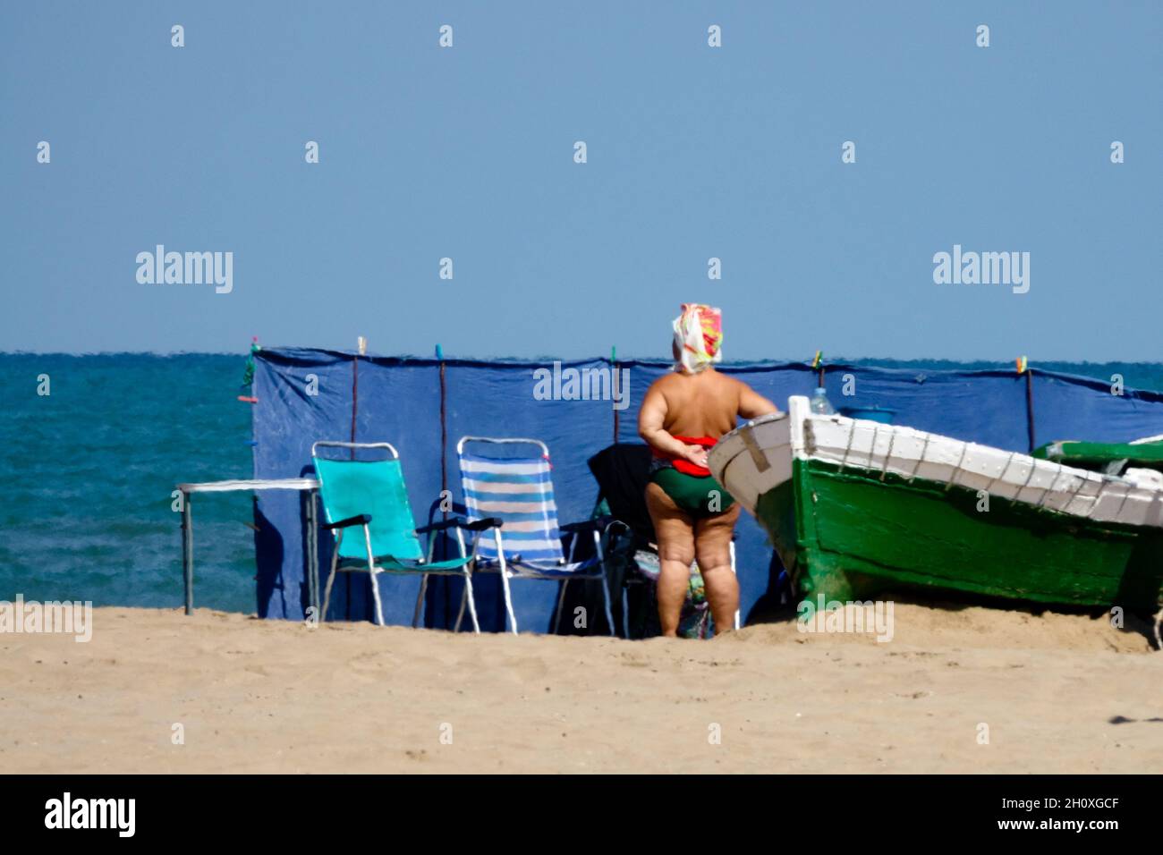 Femme sur Malvarrosa Beach Valencia Espagne Banque D'Images