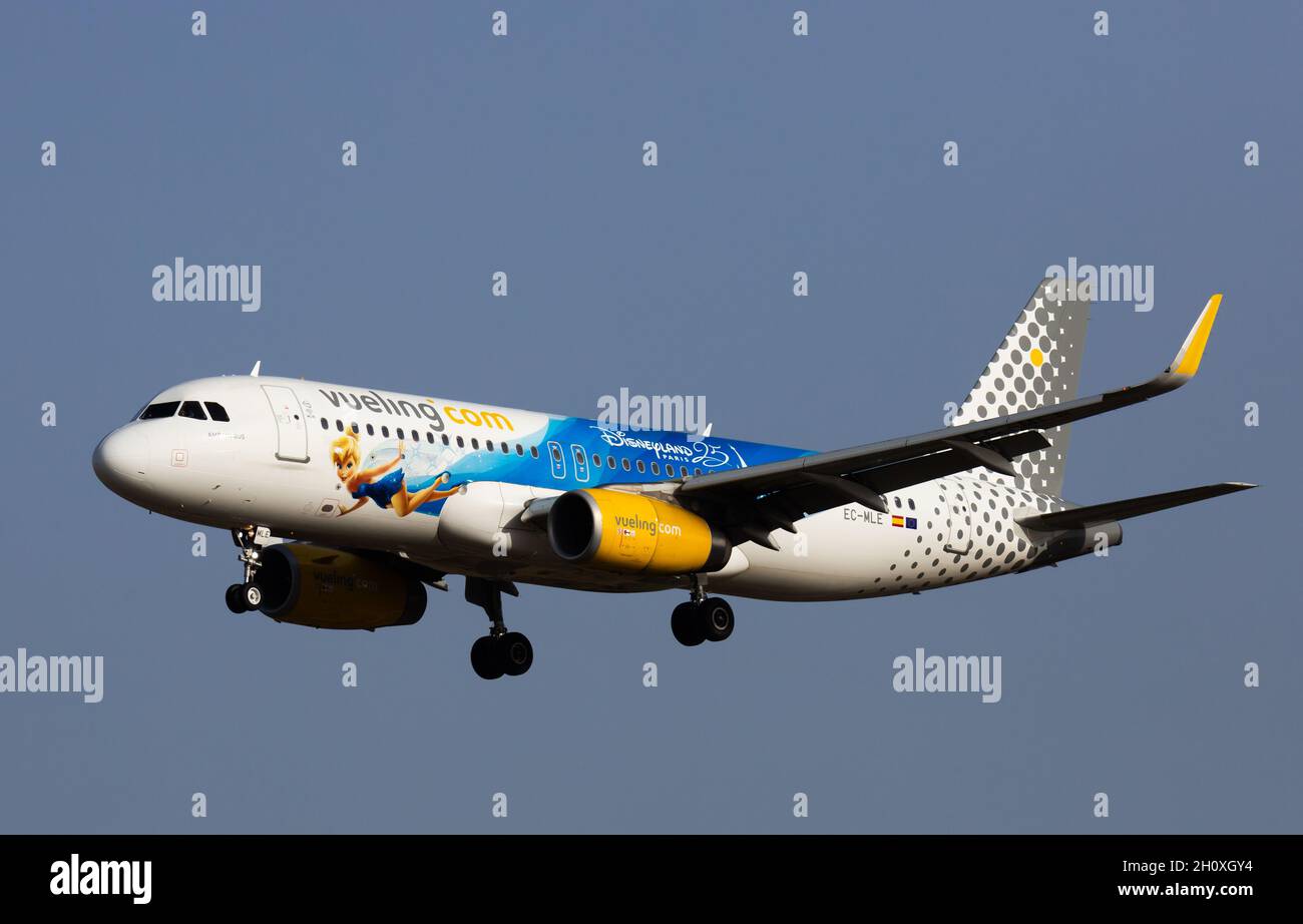 Vol avion Vueling compagnie aérienne avec coloriage de Disney vient Banque D'Images