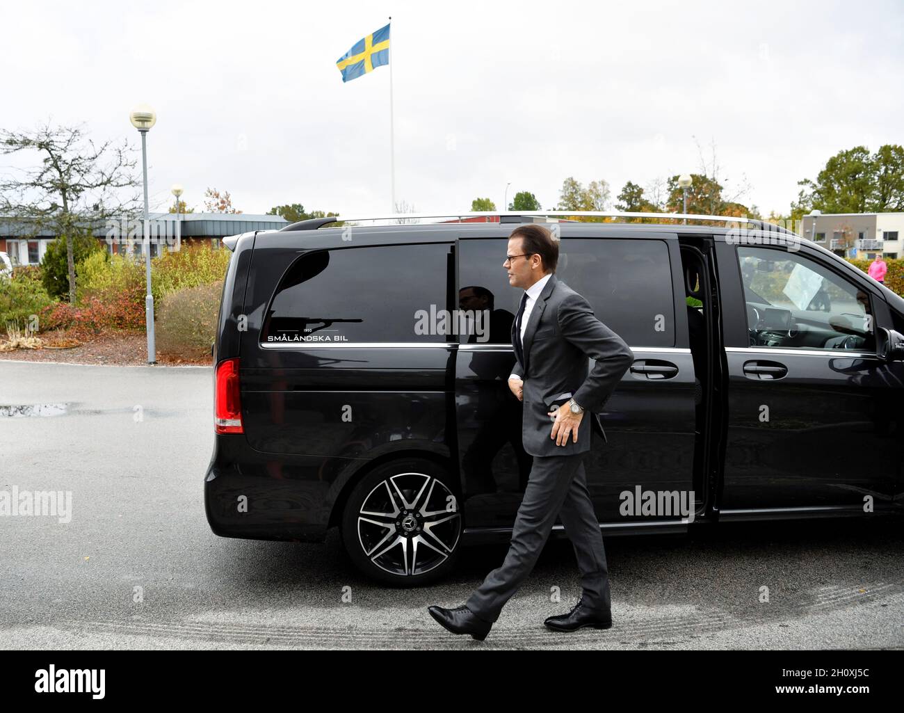 Prince Daniel arrive à Hogasens Assisted Living à Alvesta, Suède, le 15 octobre 2021. Le couple princesse héritière est en visite d'une journée à Kronoberg. Photo : Pontus Lundahl / TT code 10050 Banque D'Images