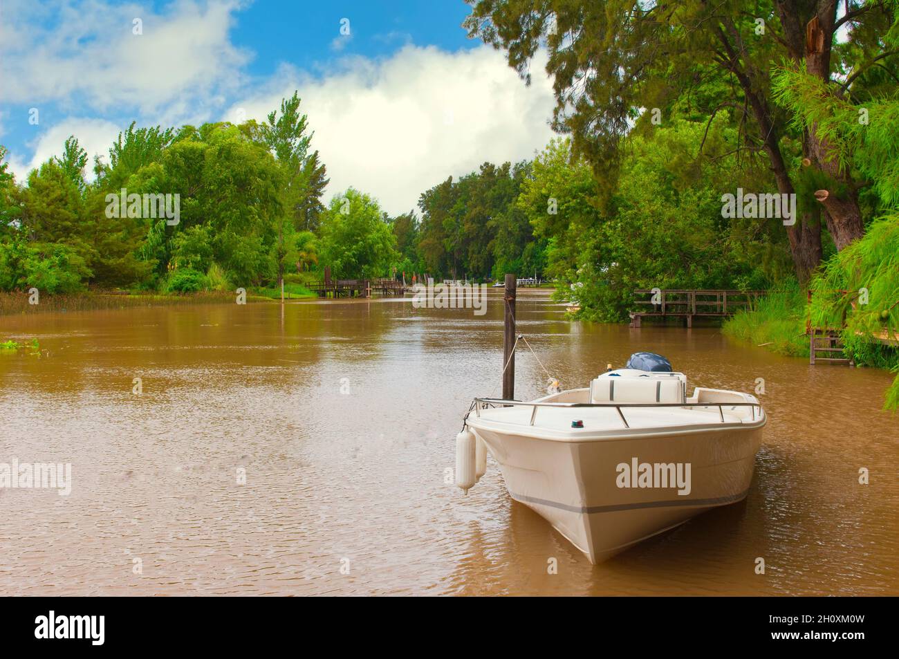 Bateau à moteur le long d'un canal, Tigre, Parana Delta, San Fernando, province de Buenos Aires,Argentine Banque D'Images