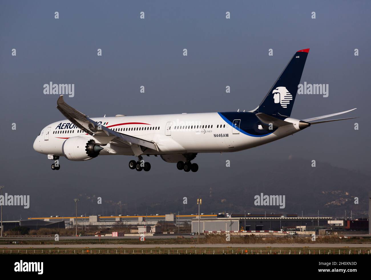 Atterrissage de l'avion de ligne Aeromexico à l'aéroport El Prat de Barcelone Banque D'Images