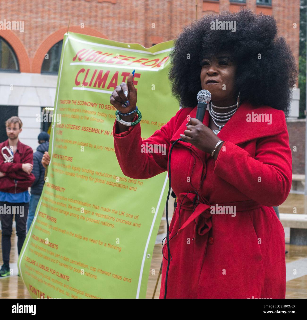 Londres, Angleterre, Royaume-Uni.15 octobre 2021.Jubilé pour le changement climatique bannière Drop et Africains montant le lancement du Royaume-Uni à la place Paternoster à côté de la cathédrale St Pauls.Une coalition d'organisations comprenant la rébellion de l'extinction, Jubilee Debt Campaign, Global Justice Now, XRISN, Global majoritaire VS BLM Leeds, United for Black Lives a Uni ses forces pour commémorer l'anniversaire de l'assassinat de Thomas Sakara, ancien président du Burkina Faso et le 10e anniversaire d'Occupy Londres.Credit: Denise Laura Baker/Alay Live News Credit: Denise Laura Baker/Alay Live News Banque D'Images