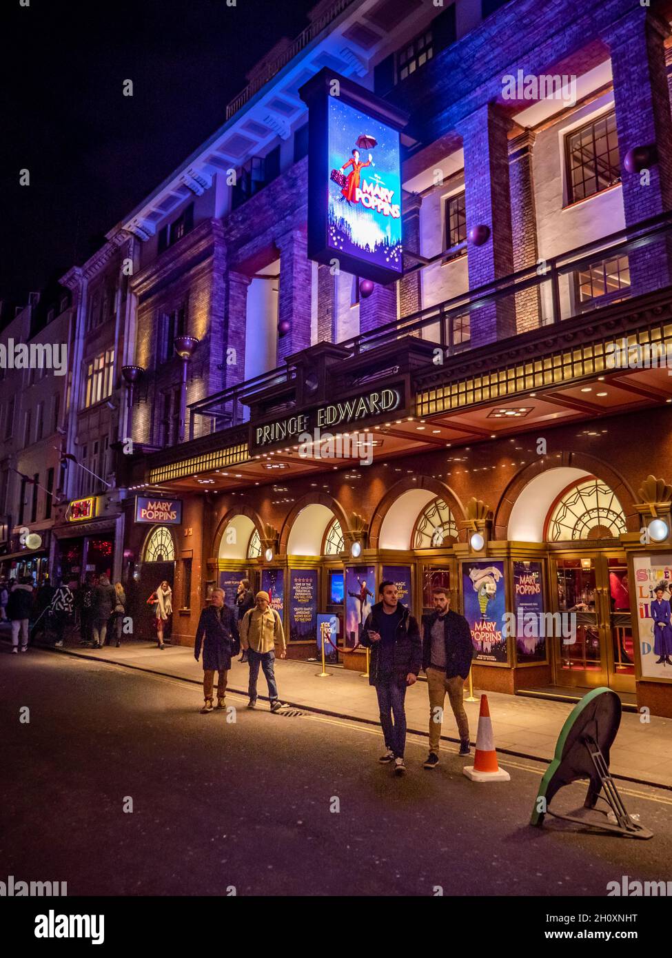 Mary Poppins, Prince Edward Theatre, Londres.Les clients du quartier des théâtres du West End quittent une production sur scène du populaire film Disney. Banque D'Images
