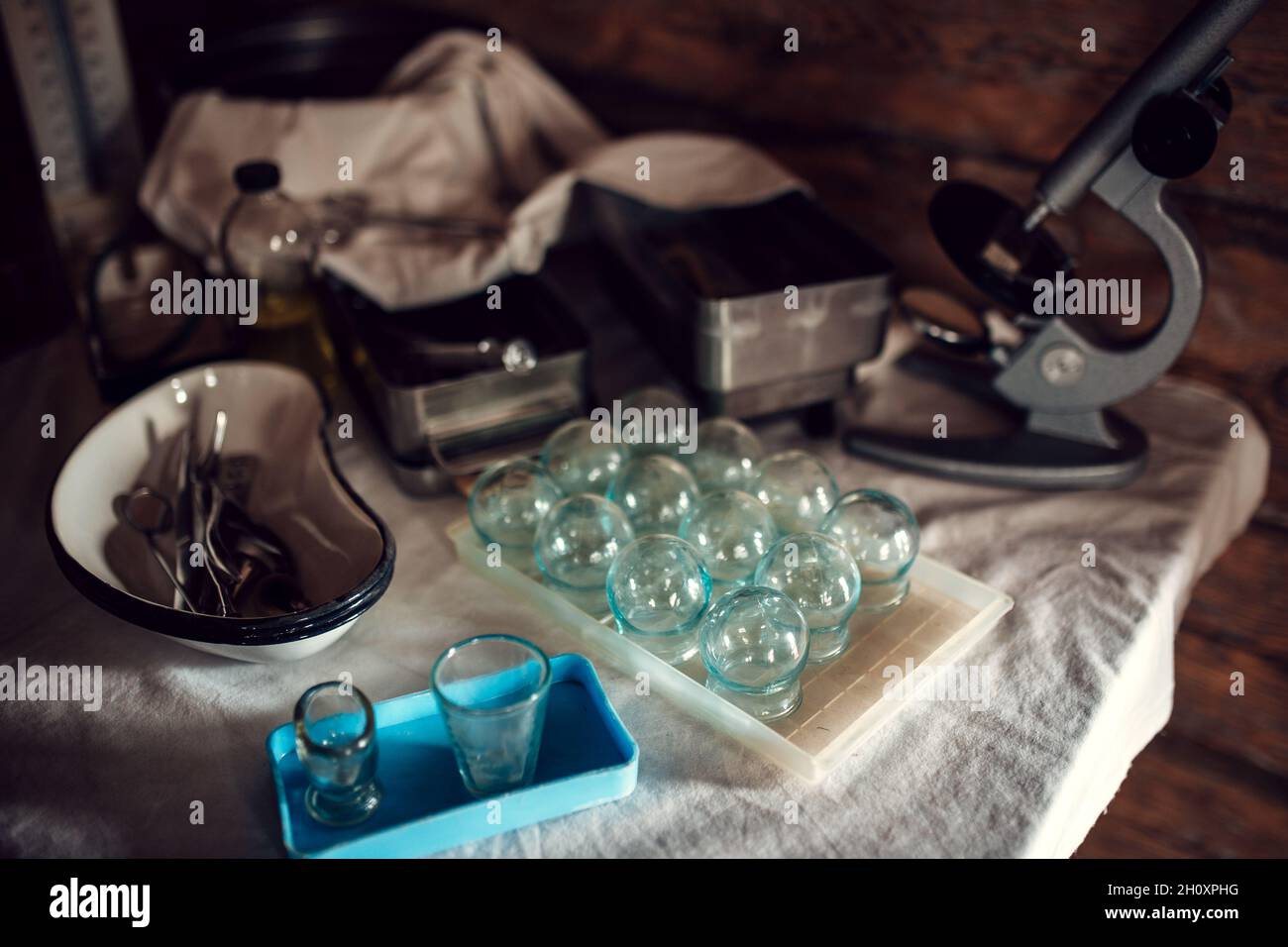 Instruments médicaux d'époque sur la table - pots en verre à vide, microscope, lieu de travail du médecin Banque D'Images