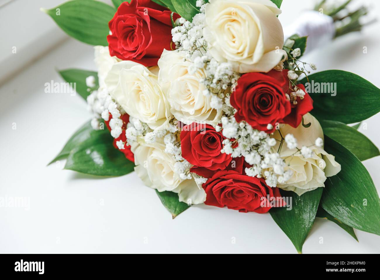 Beau bouquet de fleurs de mariage blanc rouge sur fond blanc.Déclaration  d'amour, printemps.Carte de mariage, Saint-Valentin Photo Stock - Alamy