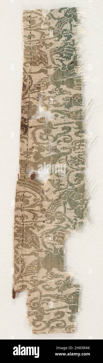 Fragment, 1100s. L'Egypte, 12e siècle, Ayyoubide. Tabby avec trame supplémentaire ; soie ; total : 21,5 x 5 cm (8 7/16 x 1 15/16 in.). Banque D'Images
