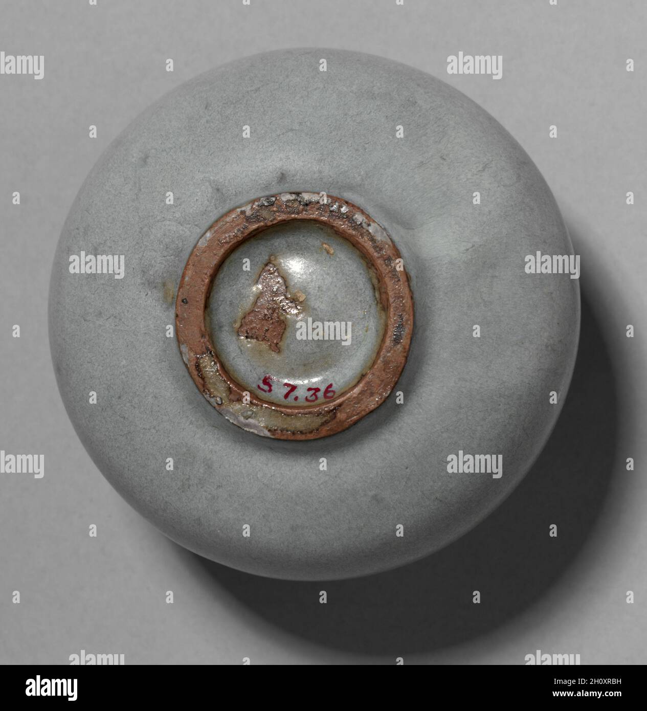 Bol avec couvercle, 1100s.Chine, province de Henan, Yuxian, dynastie des CanSong du Nord (960-1127) ou dynastie des Jin (1115-1234).Grès Porceleous avec glaçure bleue et touches de pourpre, Jun ware; diamètre: 12.1 cm (4 3/4 in.); hors tout: 9.5 cm (3 3/4 in.).La beauté de Jun ware réside dans ses effets spectaculaires glaçants, qui fournissent immédiatement un attrait visuel.Le glacis appliqué épaissir sur le corps fortement en pot donne également au vaisseau une sensation de volume.Comme illustré ici, ses couleurs glaçantes vont du bleu laiteux doux au violet rose.Les suffusions pourpres sont créées par des éclaboussures ou un brossage riche en cuivre Banque D'Images