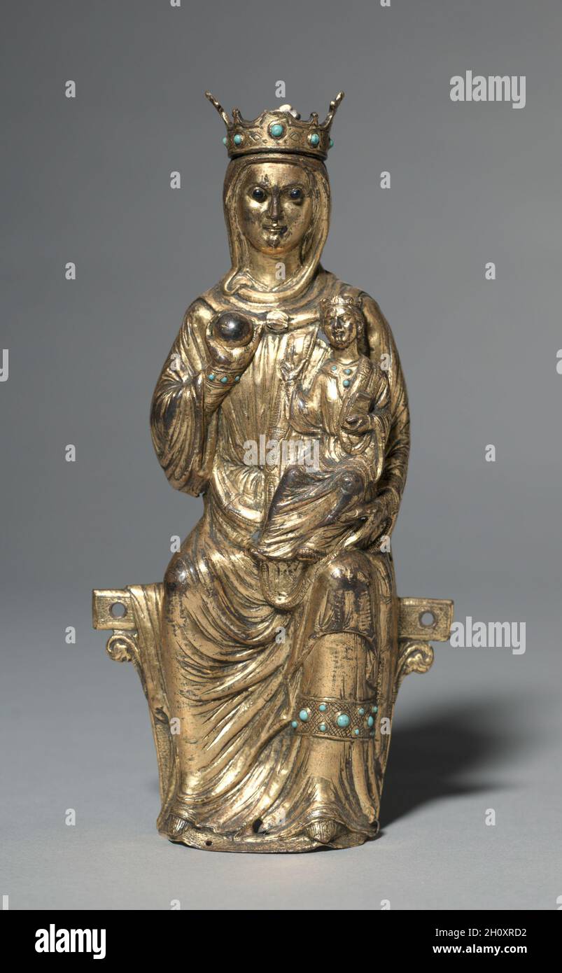Enthroned Virgin and Child, 1225-1250.France, Limousin, Limoges, période gothique, XIIIe siècle.Cuivre : repoussé, doré, gravé, ciselé; perles de verre noir;perles émaillées turquoise clair; hors tout: 21.9 x 10.6 x 3.8 cm (8 5/8 x 4 3/16 x 1 1/2 po.).La Vierge et l'enfant du Christ sont lavement expirés.Leurs ourlets sont gravés pour créer l'illusion d'être doublés de fourrure, et les perles d'émail turquoise créent des bandes décoratives à clous de perles sur le poignet, le genou et la couronne de la Vierge ainsi que sur le col du Christ.La similitude de leurs vêtements met l'accent sur la relation étroite entre la mère Banque D'Images