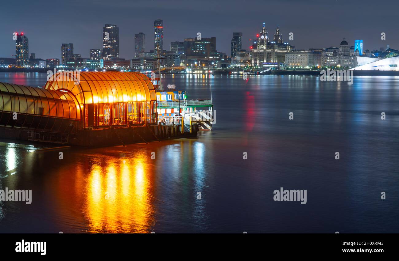 Mersey Ferry Snowdrop amarré pour la nuit à Woodside Ferry terminal, Birkenhead sur la rivière Mersey, Liverpool au loin.Prise en septembre 21. Banque D'Images