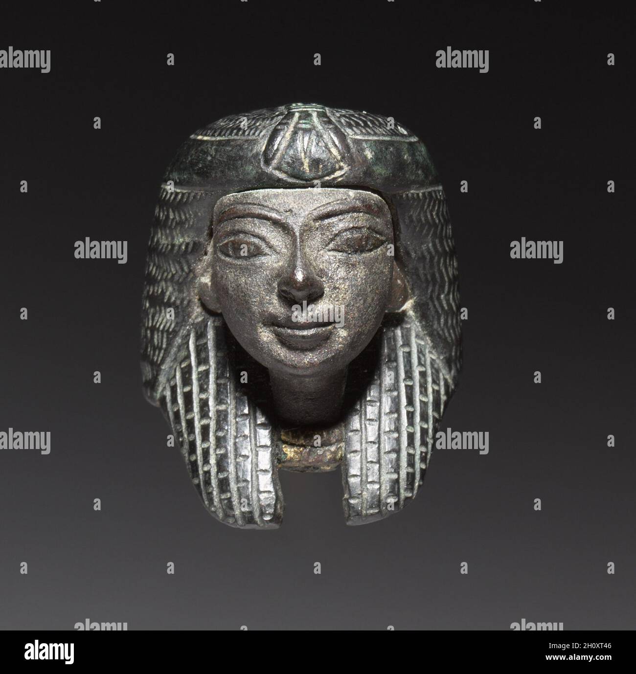Montage en bronze d'un hawabty 'bundle' : Tête, c. 1336-1256 BC. L'Egypte, Thèbes, Qubbanet Qirud Wadi el-, Nouvel Empire, Fin ou début 18 Dynasty Dynasty 19. Bronze, cuivre noir perruque, traces de dorures ; total : 3,3 x 2,6 x 2,9 cm (1 5/16 x 1 x 1 1/8 in.). Banque D'Images
