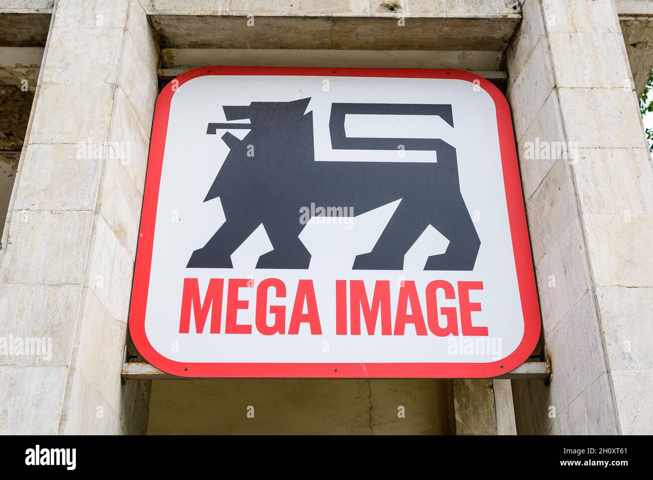 Bucarest, Roumanie - 6 juin 2020 : panneau d'entrée avec logo pour le supermarché Mega image Banque D'Images