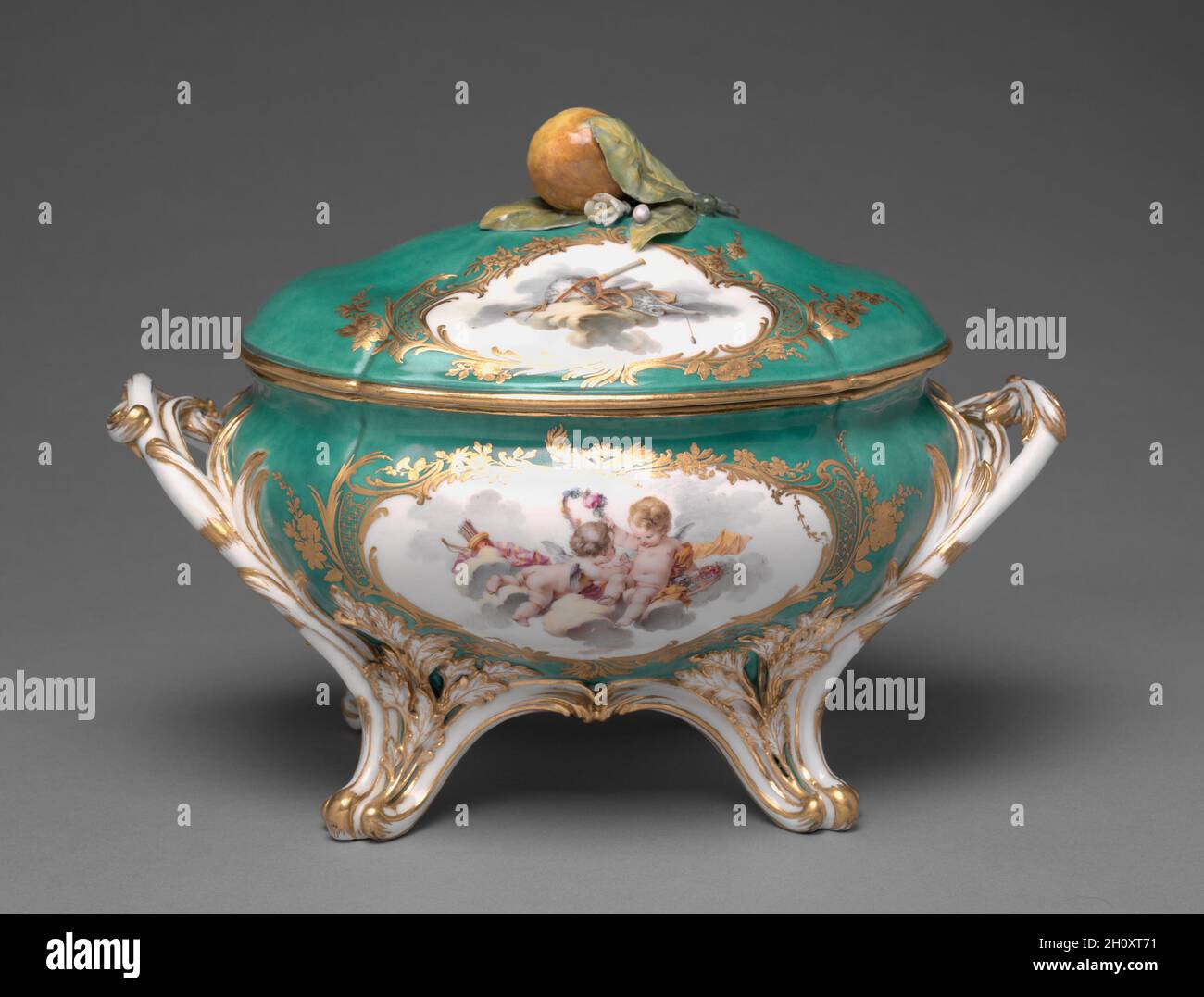 Tureen couvert (Pot-à-oreille du roi), 1756.Fabrique de porcelaine de Sèvres (français, est.1756).Porcelaine à pâte molle avec émail et décoration dorée; hors tout: 24.2 cm (9 1/2 po.); contenant: 15.9 x 22.6 x 16.5 cm (6 1/4 x 8 7/8 x 6 1/2 po.).Cette oeuvre est probablement issue d'un service présenté par Louis XV au roi Frederick V du Danemark en 1758. Banque D'Images