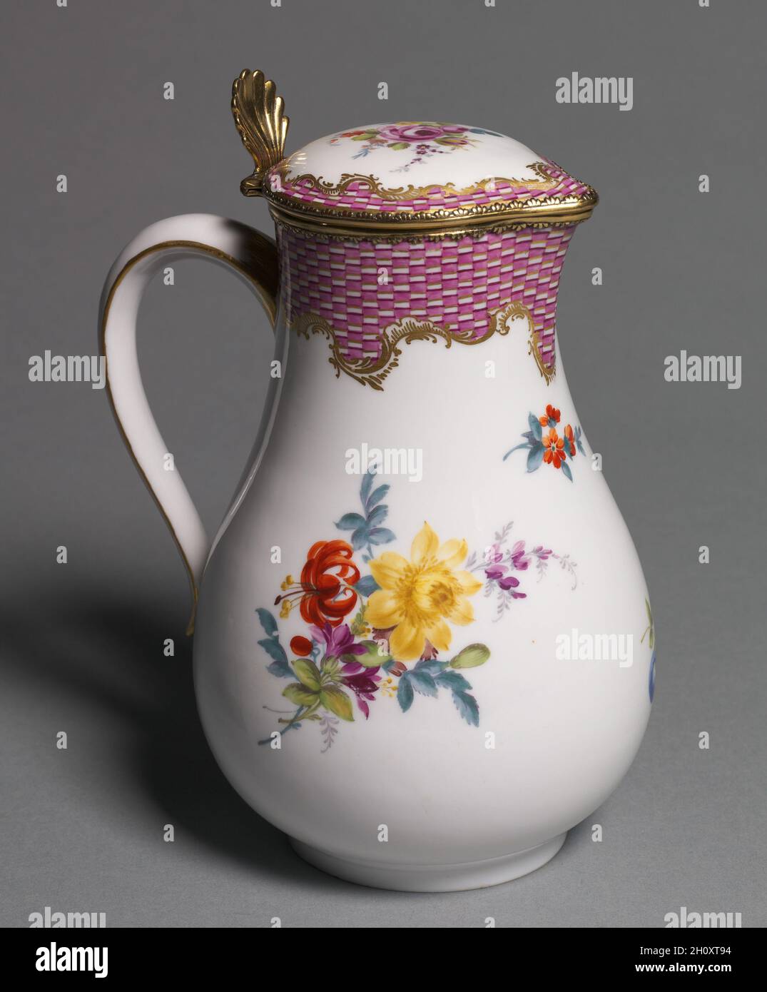 Carafe à lait couverte, ch.1765. Meissen Porcelain Factory (allemand).Porcelaine avec supports en métal doré; hors tout : 20.5 x 15.5 x 12.3 cm (8 1/16 x 6 1/8 x 4 13/16 po). Banque D'Images