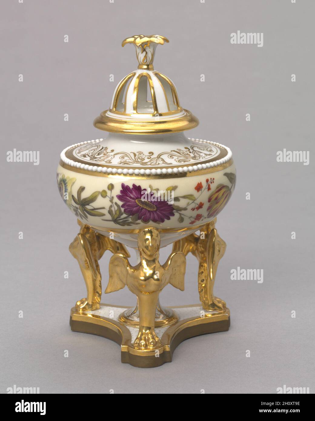 Paire d'Urnes, c. 1815. Flight, Barr and Barr (britannique). Porcelaine artificielle ; Partie 1 : 19,2 x 11,5 cm (7 9/16 x 4 1/2 in.) ; partie 2 : 18,6 x 11,4 cm (7 5/16 x 4 1/2 in.). Banque D'Images