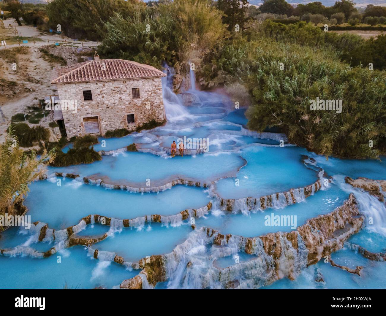 Toscane Italie, spa naturel avec cascades et sources d'eau chaude aux thermes de Saturnia, Grosseto, Toscane, Italie vue aérienne sur les cascades thermales naturelles couple en vacances à Saturnia Toscany Banque D'Images