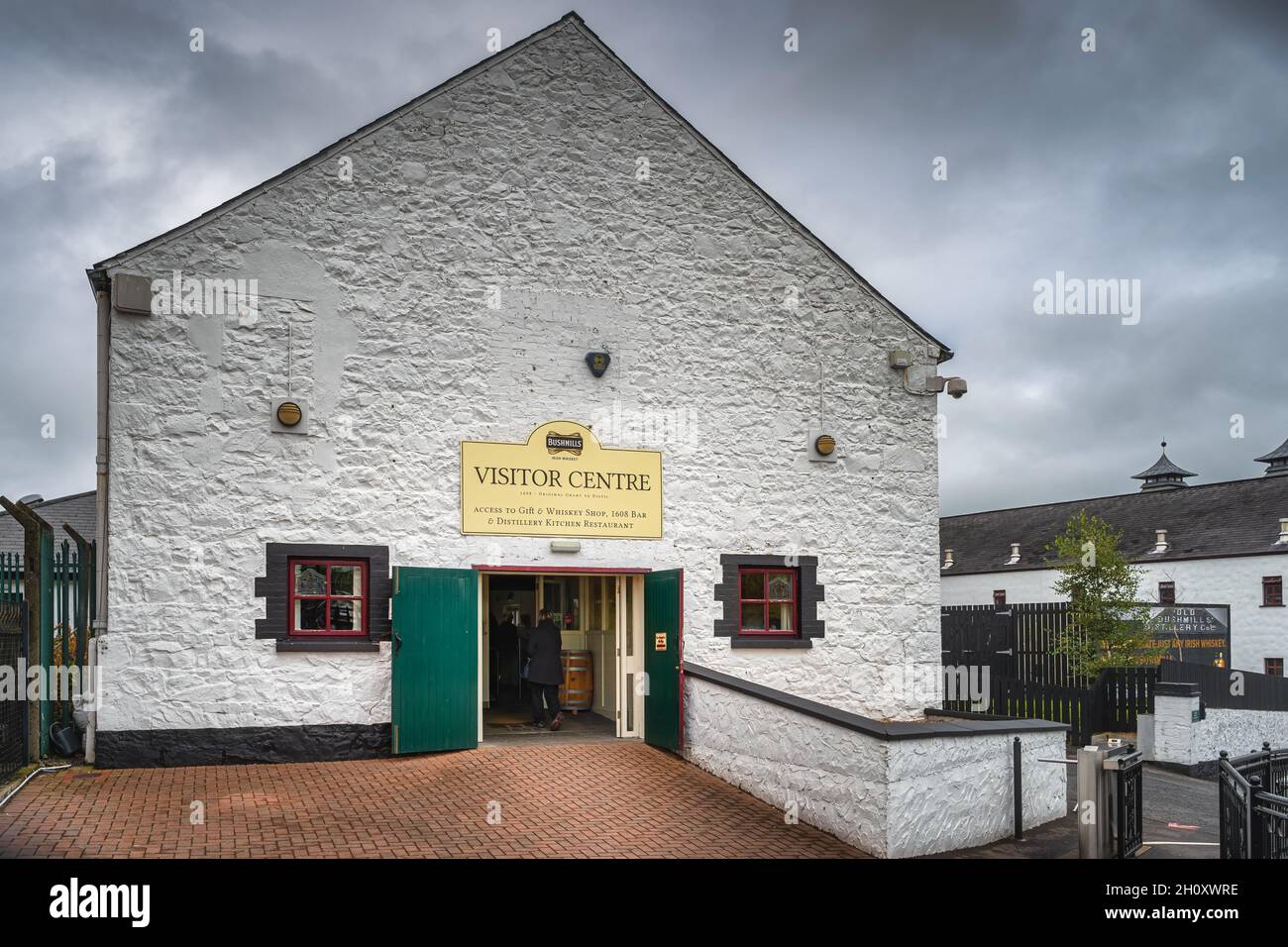 Bushmills, Irlande du Nord, août 2019 entrée au centre d'accueil de la distillerie Old Bushmills, une distillerie de whisky, attraction touristique populaire, Antrim Banque D'Images