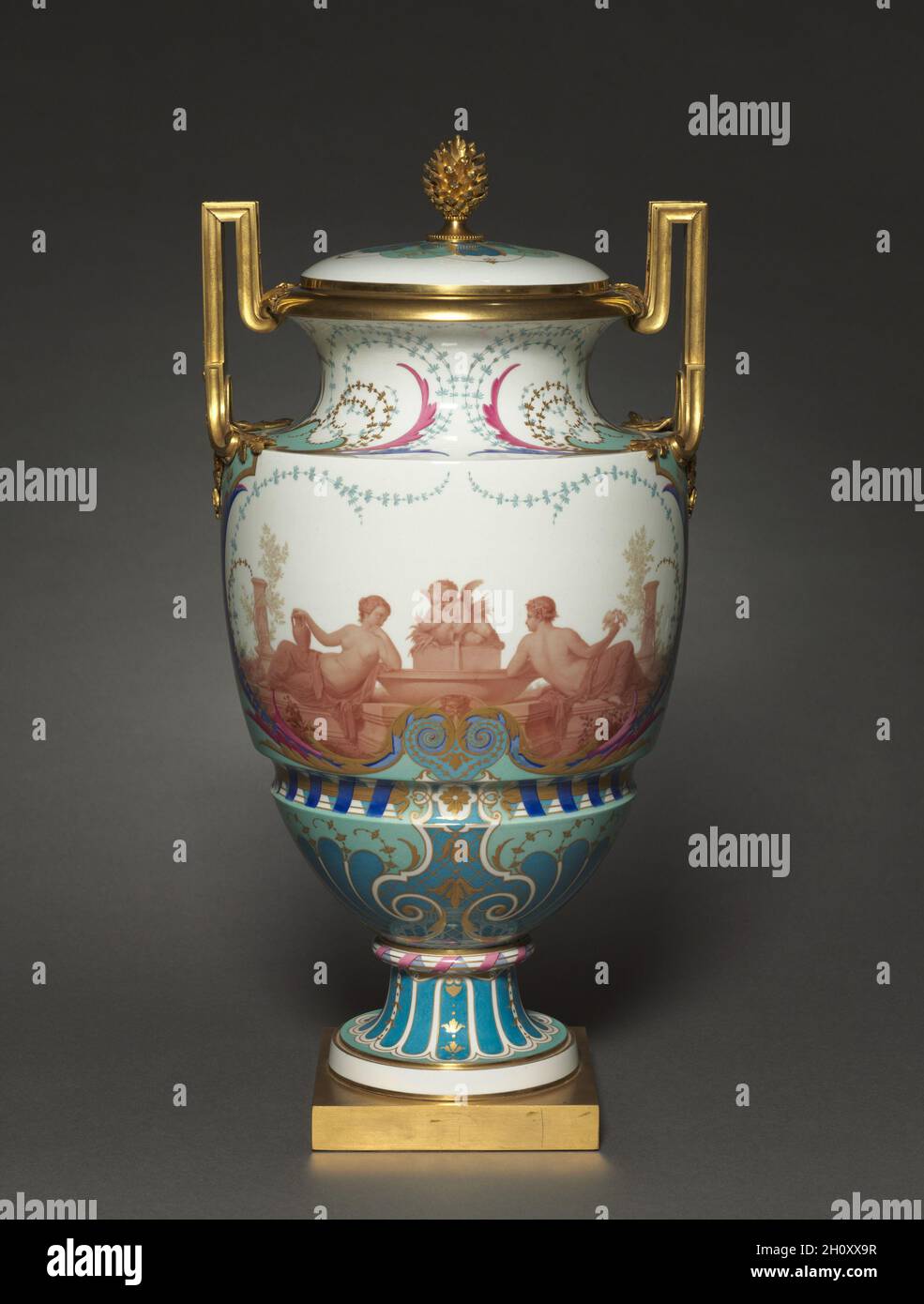 Vase feuille d'eau, 1858-1862.Fabrique de porcelaine de Sèvres (français, est.1756), Paul Marie Roussel (français, 1804-1877), Emile Renard (français).Porcelaine avec supports en bronze doré; hors tout : 54.6 x 27.3 x 25.7 cm (21 1/2 x 10 3/4 x 10 1/8 po).Feuille d'eau signifie « feuille d'eau » et désigne le nom donné à la forme de ce vase à l'usine de Sèvres.En anglais, la feuille d'eau est le nom commun d'une plante avec des fleurs en forme de cloche.Le terme est également appliqué à un motif de plante stylisé utilisé dans l'ornement Graeco-romain.Ce vase a été exposé par la firme Sèvres à l'exposition internationale de Londres Banque D'Images