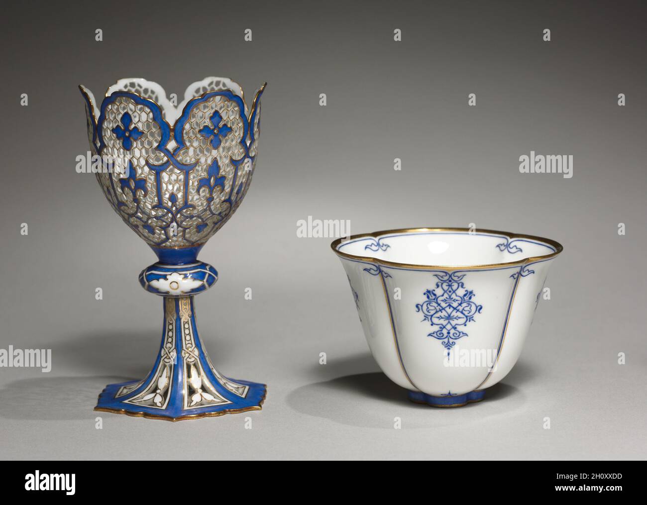 Porte-gobelet (Zarf) et coupe , c.1848-1855.Guyonnet (français), fabrique de porcelaine de Sèvres (français, est.1756).Porcelaine à pâte dure; diamètre : 10.7 x 6 cm (4 3/16 x 2 3/8 po). Banque D'Images