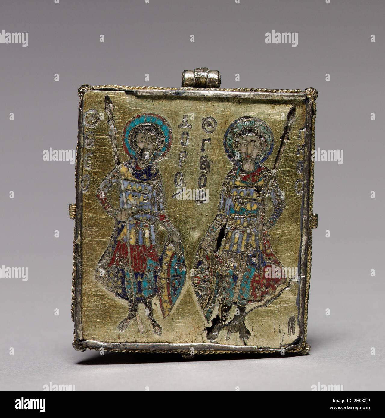 Enkolpion avec la Crucifixion (avant) et des Saints Théodore et George (retour), 1080-1120. Byzance, Constantinople, période Byzantine, 11ème et 12ème siècle. Argent doré et émail cloisonné ; total : 5,1 x 4,1 cm (2 x 1 5/8 in.). Banque D'Images