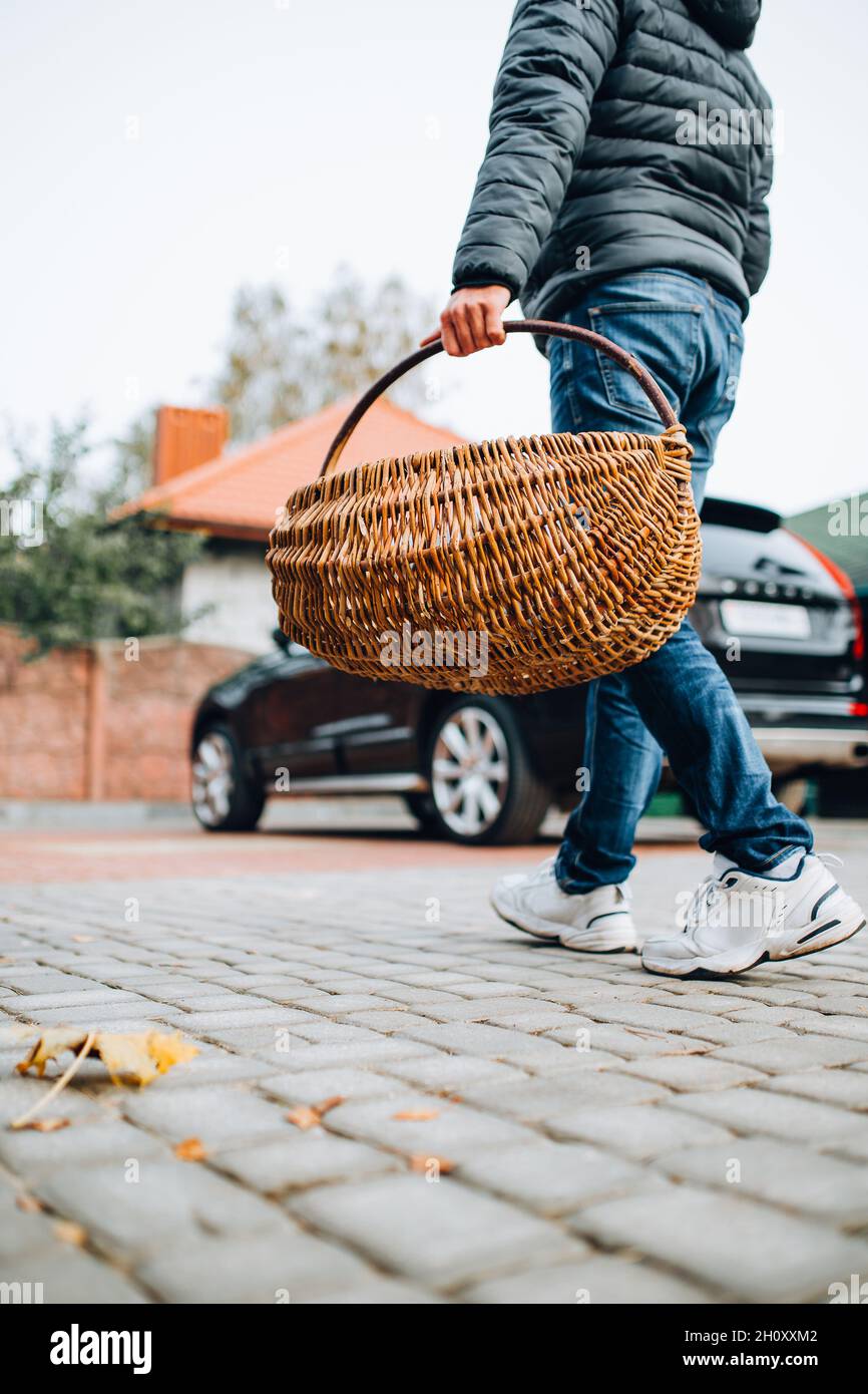 Saison d'automne de la cueillette de champignons dans la forêt - un homme de cueillette de champignons en début de matinée avec un panier va aller à la forêt Banque D'Images