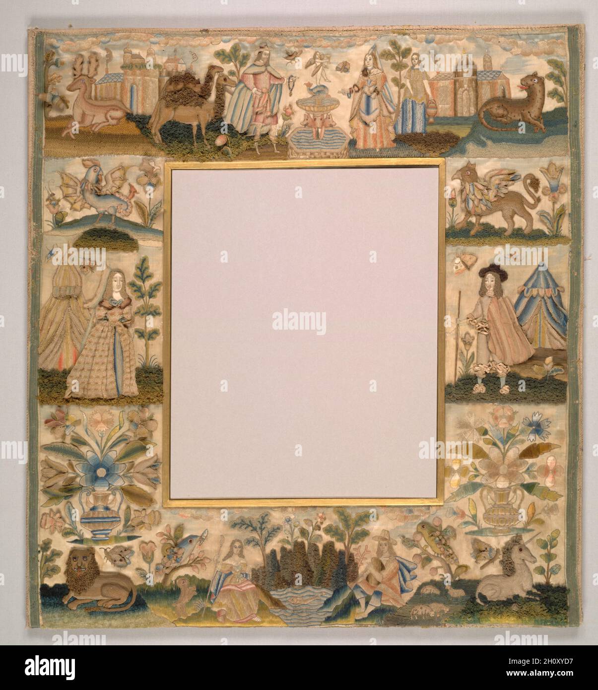 Cadre de rétroviseur, 1600s.Angleterre, XVIIe siècle.Broderie en forme de citrouille sur sol satiné; total: 61 x 55.9 cm (24 x 22 po). Banque D'Images