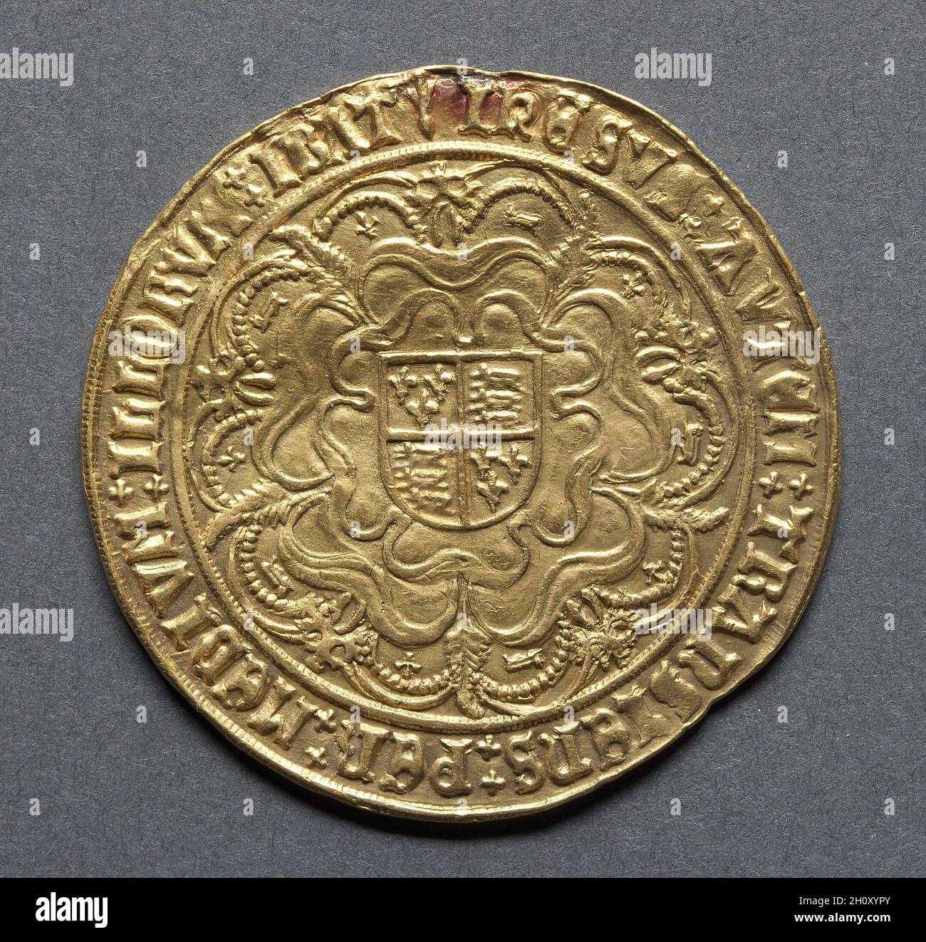 Sovereign: Armoiries royales sur Tudor Rose (au dos), 1526-1544.Angleterre, Henry VIII, 1509-1547.Or; diamètre: 4.2 cm (1 5/8 po). Banque D'Images