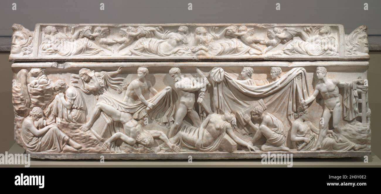 Sarcophage, c.ANNONCE 100–125.Italie, Rome, Empire romain.Marbre grec; hors tout: 210 cm (82 11/16 po).Le personnage tragique Orestes apparaît trois fois sur le devant de ce sarcophage, toujours brandissant une épée courte.Au centre, il se tient sur le corps de sa mère Clytemnestra, et au centre à gauche sur le corps de son amant Aegisthus.Orestes les a tués pour venger le meurtre de son père Agamemnon, à son retour d'années de combats à Troy.À l'extrême gauche, trois Furies (esprits vengeant) reposent sur le tombeau d'Agamemnon, tandis qu'à l'extrême droite, Orestes atones pour les meurtres au Banque D'Images