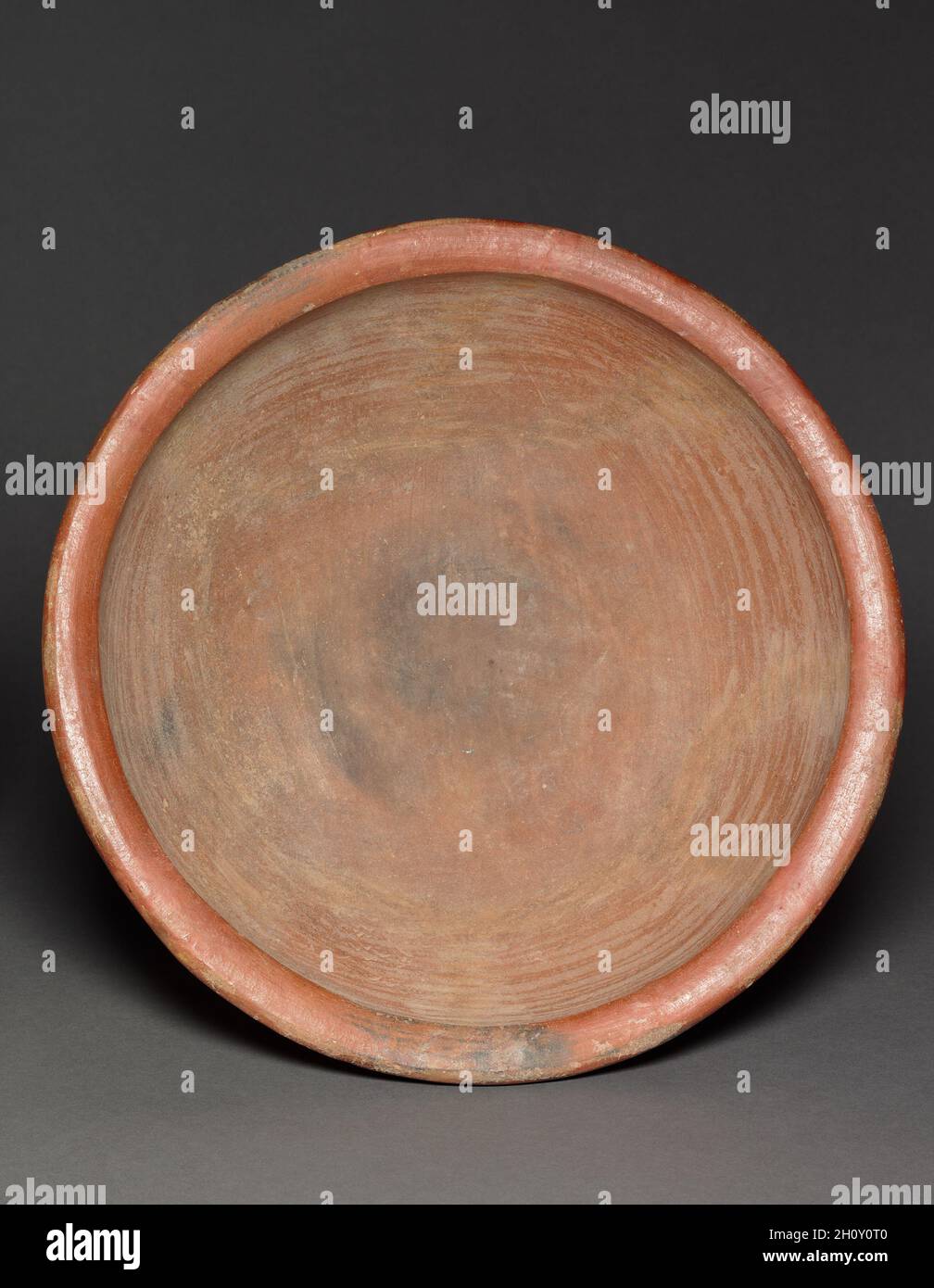 Bol, c.600–1100 (date de thermoluminescence, 995–1395).Costa Rica, région du sud de Nicoya, 7ème-12ème siècle.Céramique, antidérapant; base: 15.1 x 35 cm (5 15/16 x 13 3/4 po.); couvercle: 29.9 x 38 cm (11 3/4 x 14 15/16 po.).De fines céramiques comme celle-ci ont été enterrées dans les tombes des morts de haut statut, certains d'entre eux certainement les dirigeants des plusieurs groupes qui ont concouru dans la région. Banque D'Images