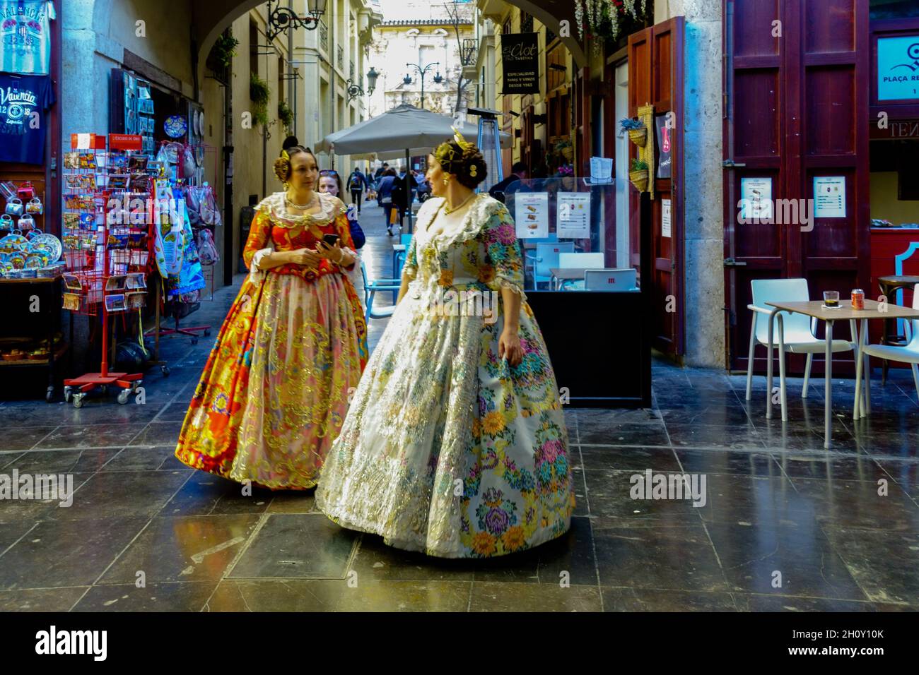 Valencia Fallas femmes en robe traditionnelle Vieille ville Valence Espagne festival Banque D'Images