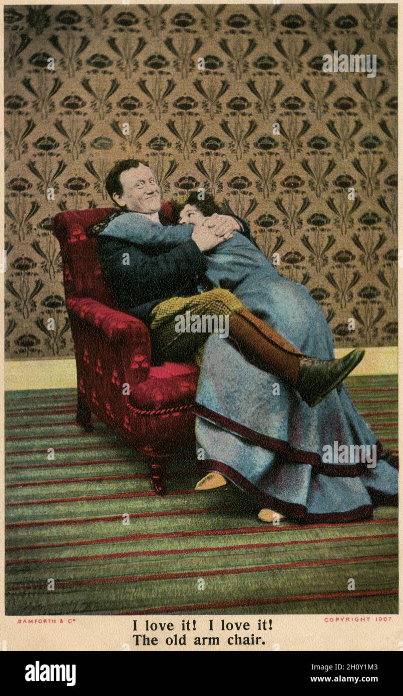 « J'adore !J'adore !La vieille chaise de bras : carte postale de la série Edwardian Bamforth Comic, datée de 1907, numéro 1319 Banque D'Images
