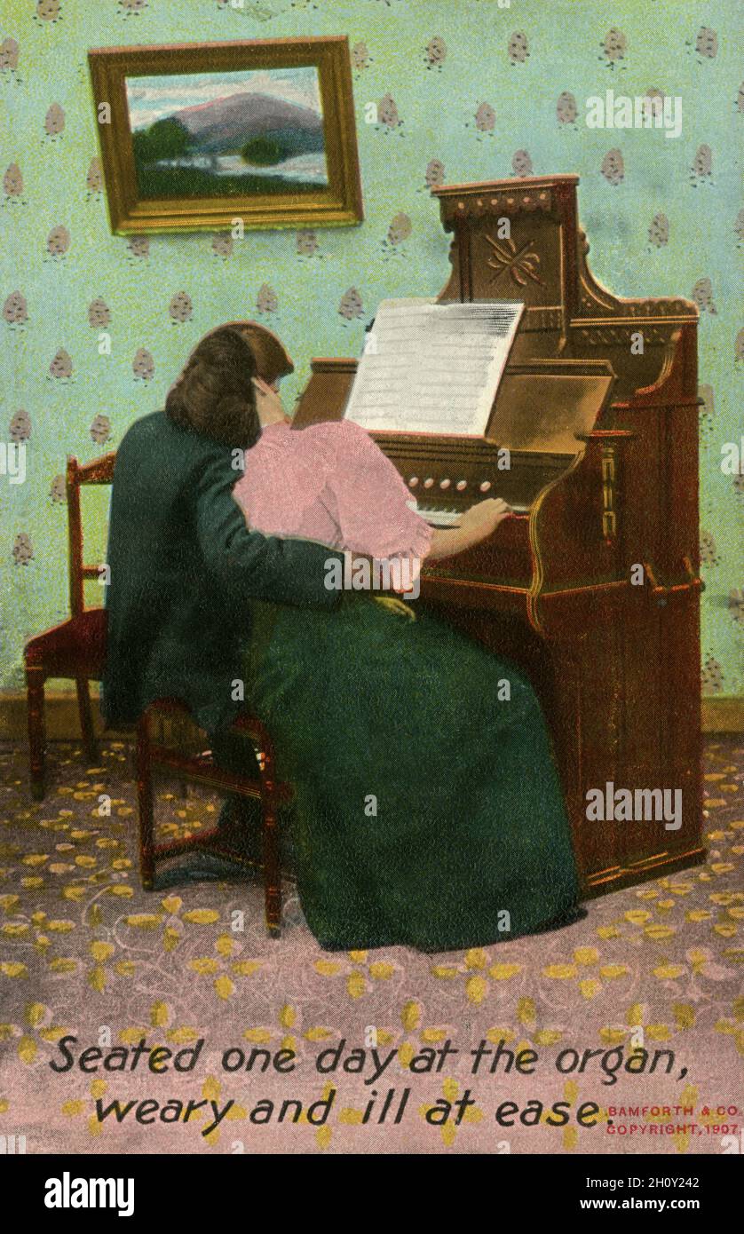 « un jour à l'orgue, fatigué et malade à l'aise » : carte postale Edwardian Bamforth Comic Series, datée de 1907, numéro 1326 Banque D'Images