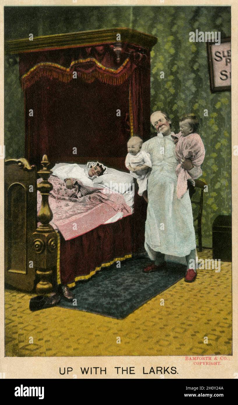 'Up with the Larks': Carte postale Edwardian Bamforth Comic Series, datée de 1909, numéro 1248 Banque D'Images