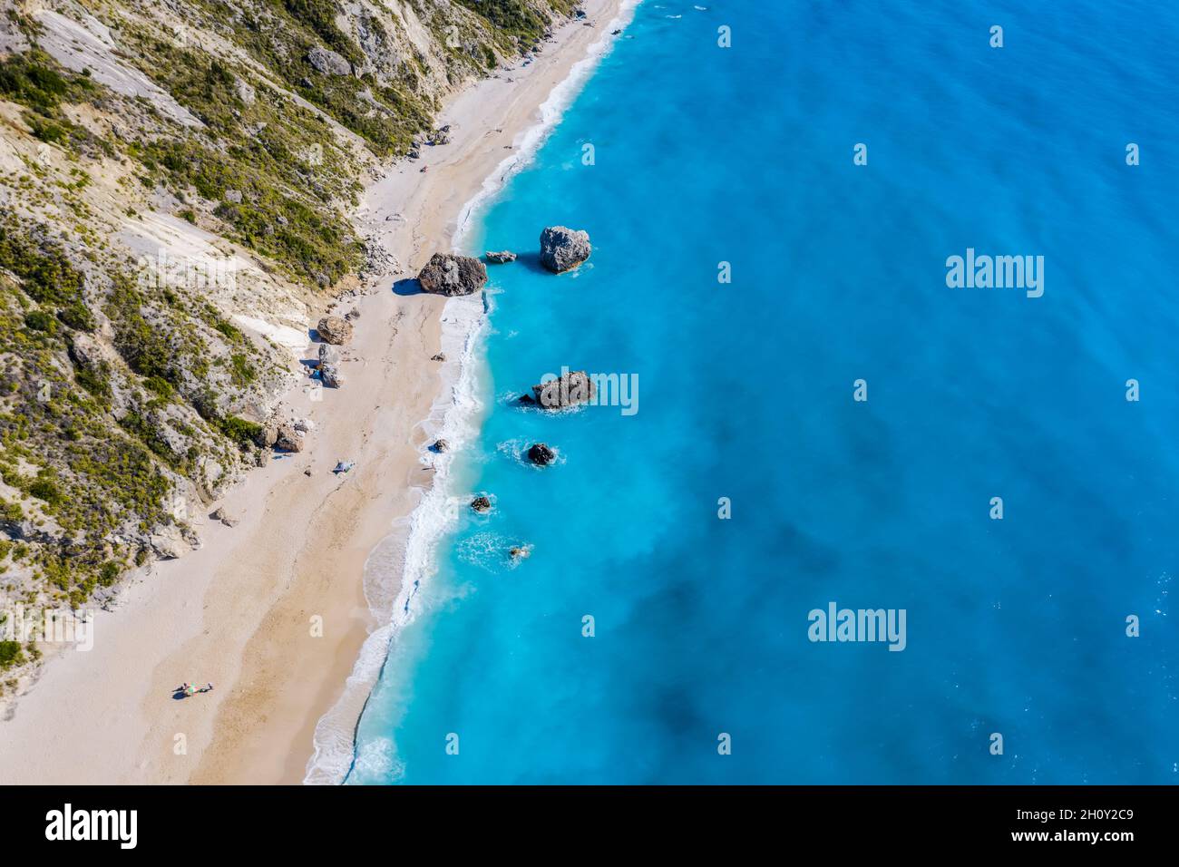 Vue aérienne de haut en bas de la plage rocheuse de Kalamitsi, mer Ionienne, île de Lefkada, Grèce Banque D'Images