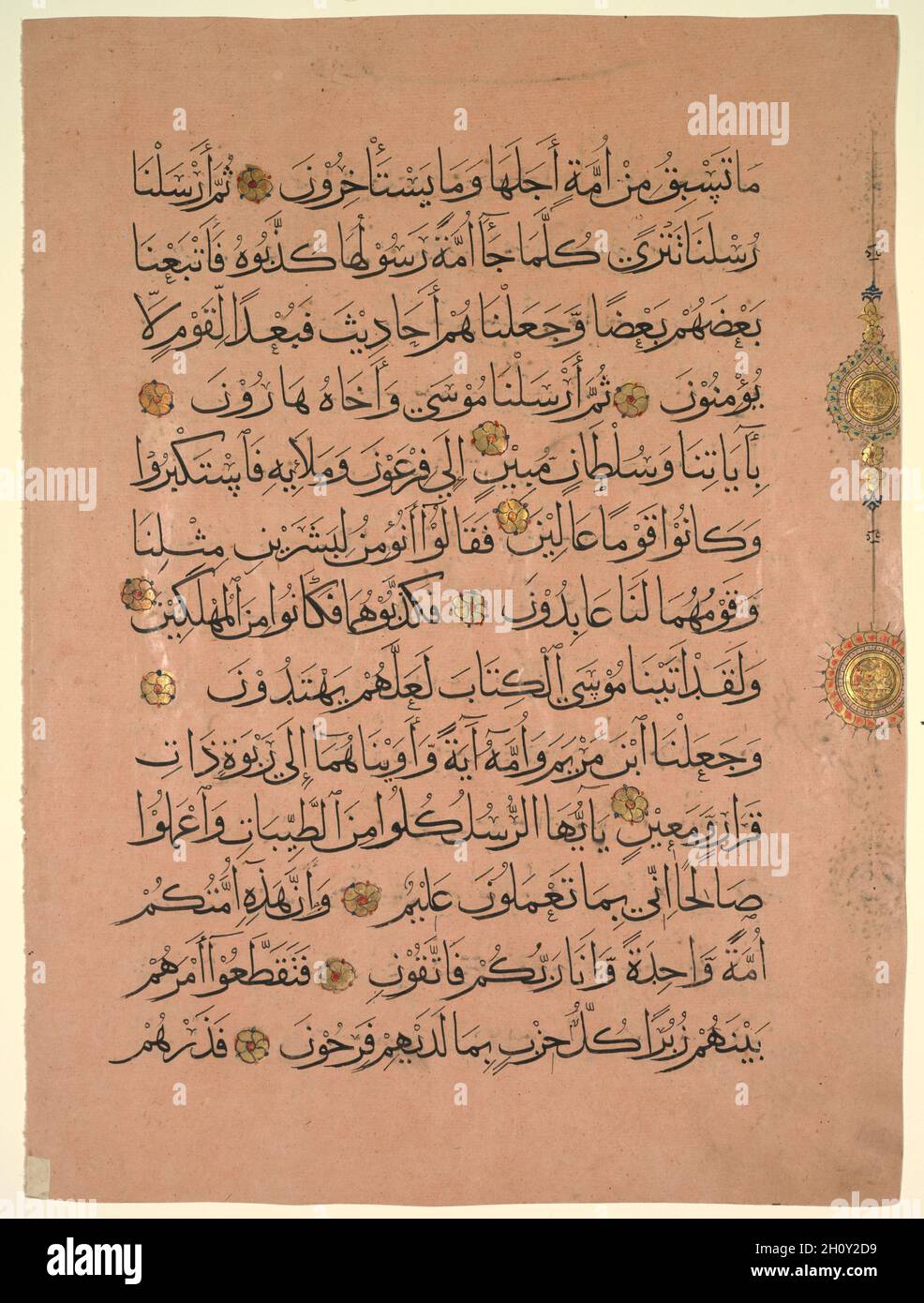 Feuille d'un Qur'an (verso), 1300s.Égypte, le Caire, période de Mamluk (1250-1517).Encre, or, couleur sur papier rose; feuille: 45 x 33 cm (17 11/16 x 13 po.). Banque D'Images